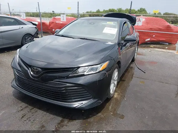 4T1B11HK0JU097224 2018 TOYOTA CAMRY - Image 2