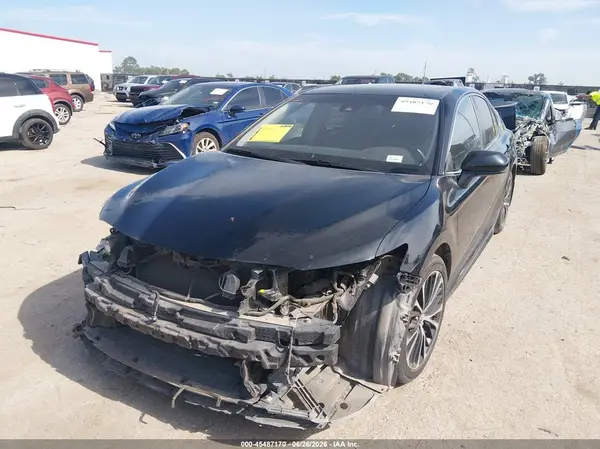 4T1B11HK0JU097563 2018 TOYOTA CAMRY - Image 2