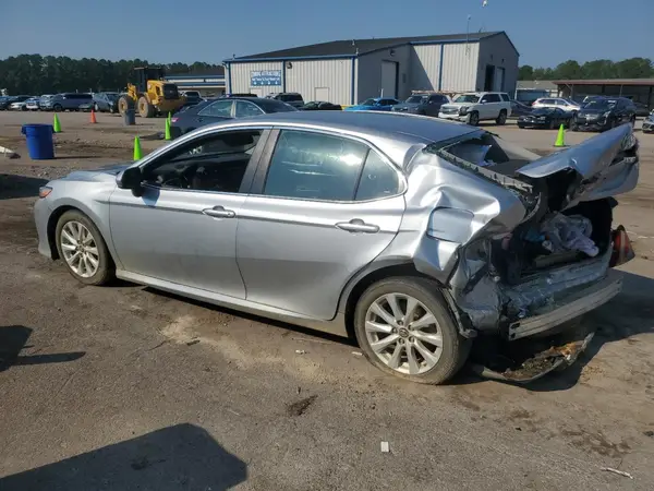 4T1B11HK0JU097689 2018 TOYOTA CAMRY - Image 2