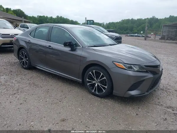 4T1B11HK0JU097935 2018 TOYOTA CAMRY - Image 1