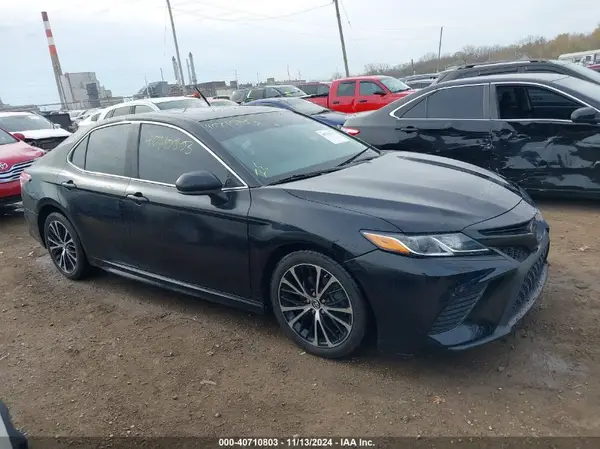 4T1B11HK0JU098261 2018 TOYOTA CAMRY - Image 1