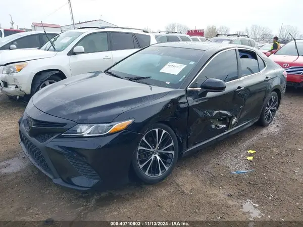 4T1B11HK0JU098261 2018 TOYOTA CAMRY - Image 2