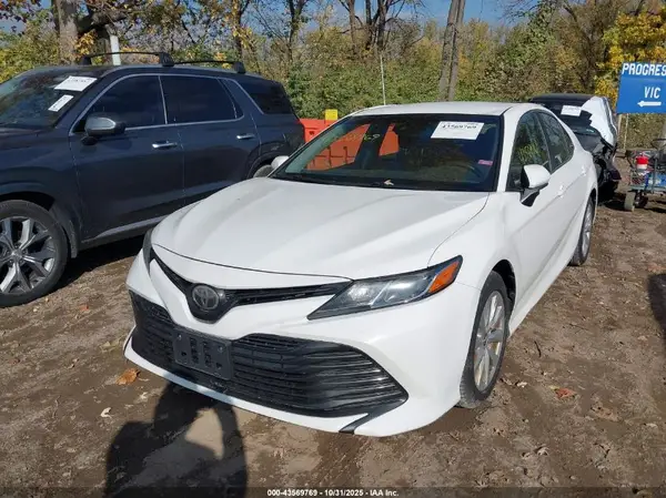 4T1B11HK0JU100865 2018 TOYOTA CAMRY - Image 2