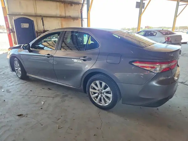4T1B11HK0JU101739 2018 TOYOTA CAMRY - Image 2