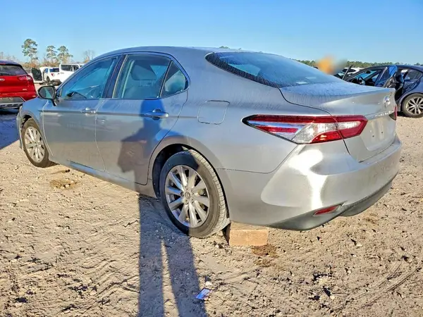 4T1B11HK0JU103006 2018 TOYOTA CAMRY - Image 2