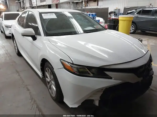 4T1B11HK0JU103183 2018 TOYOTA CAMRY - Image 1