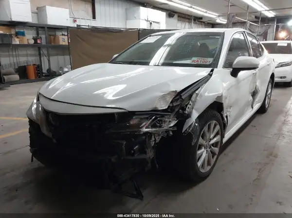 4T1B11HK0JU103183 2018 TOYOTA CAMRY - Image 2
