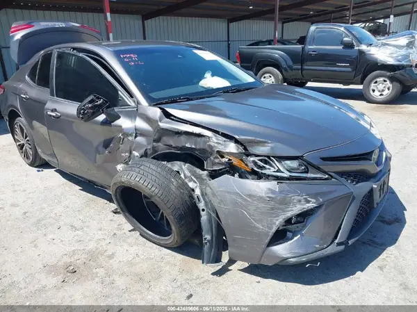 4T1B11HK0JU103815 2018 TOYOTA CAMRY - Image 1
