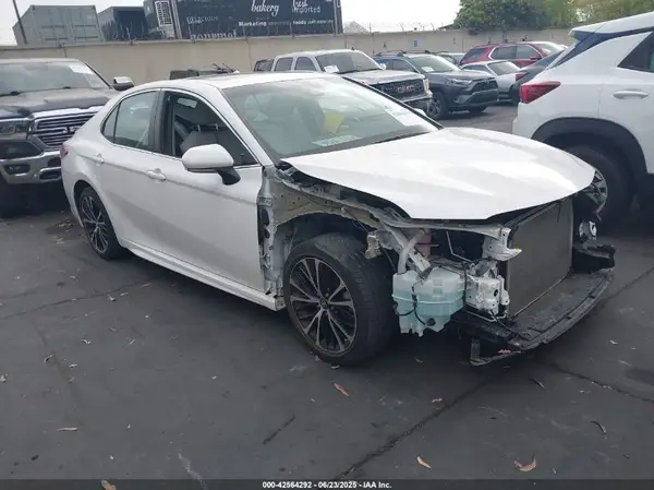 4T1B11HK0JU104267 2018 TOYOTA CAMRY - Image 1