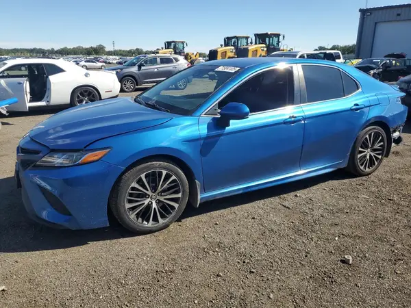 4T1B11HK0JU105032 2018 TOYOTA CAMRY - Image 1