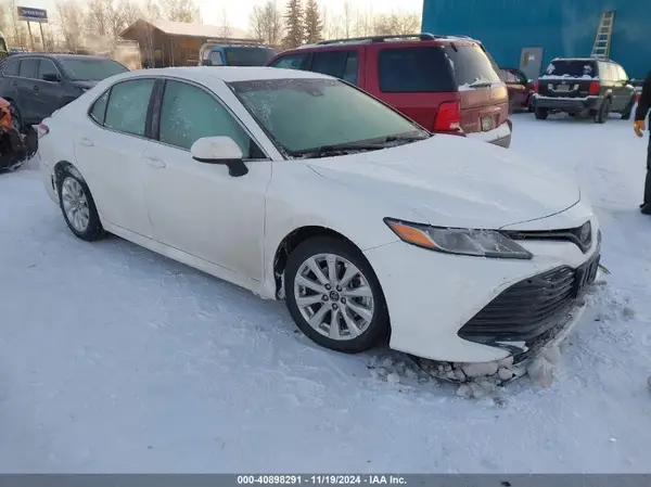 4T1B11HK0JU106634 2018 TOYOTA CAMRY - Image 1