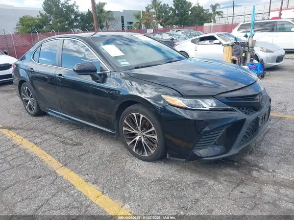4T1B11HK0JU108836 2018 TOYOTA CAMRY - Image 1