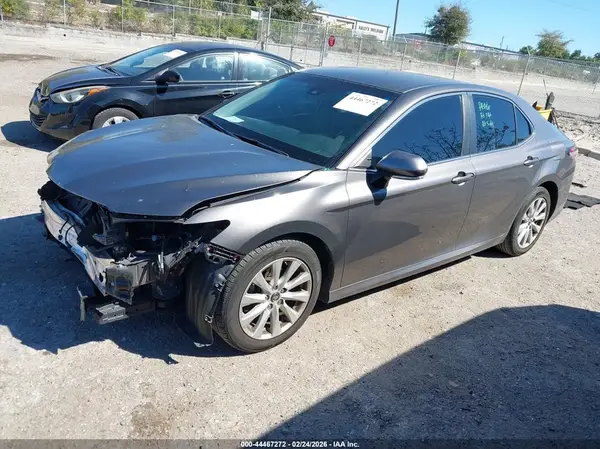 4T1B11HK0JU108948 2018 TOYOTA CAMRY - Image 2