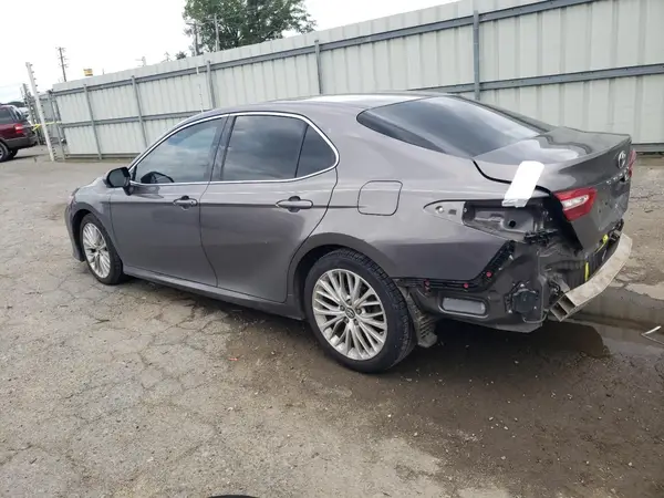 4T1B11HK0JU115625 2018 TOYOTA CAMRY - Image 2