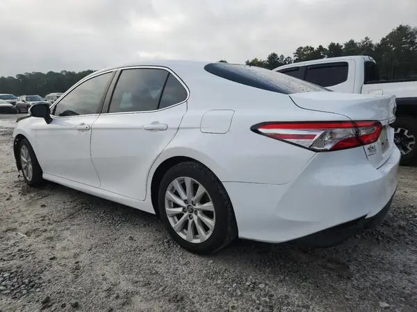 4T1B11HK0JU116483 2018 TOYOTA CAMRY - Image 2
