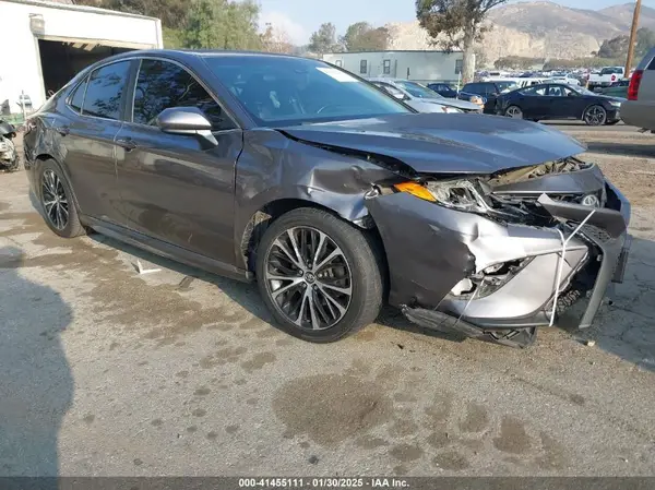 4T1B11HK0JU118086 2018 TOYOTA CAMRY - Image 1
