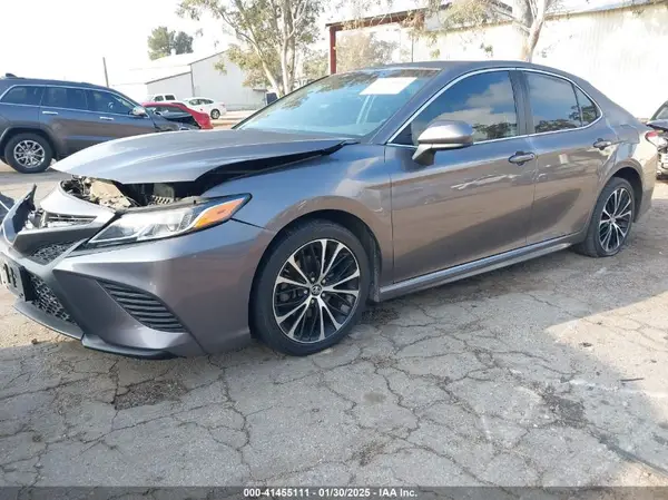 4T1B11HK0JU118086 2018 TOYOTA CAMRY - Image 2