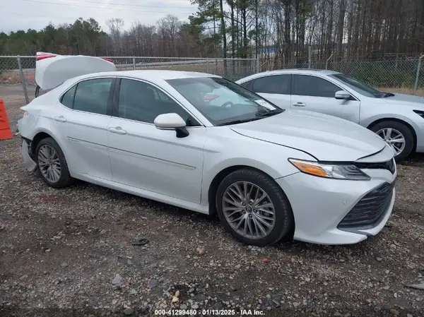 4T1B11HK0JU118346 2018 TOYOTA CAMRY - Image 1