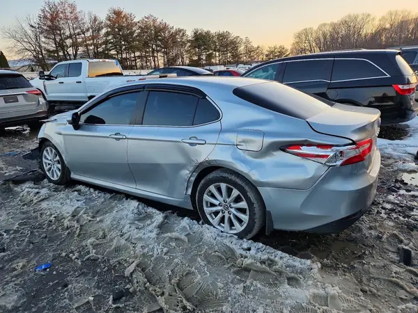 4T1B11HK0JU124146 2018 TOYOTA CAMRY - Image 2