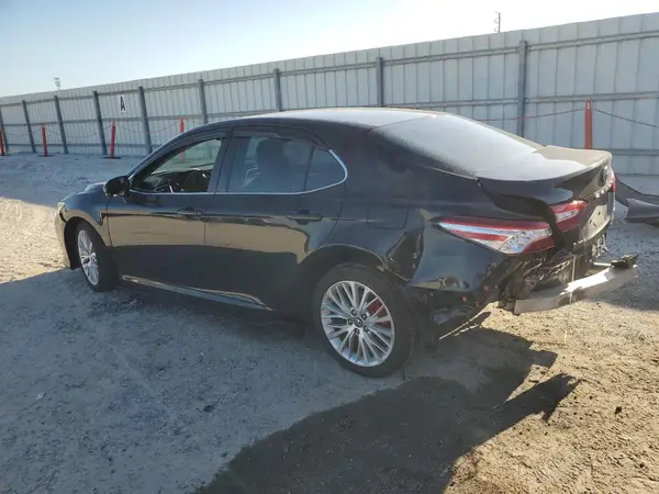 4T1B11HK0JU124213 2018 TOYOTA CAMRY - Image 2
