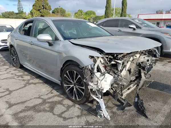 4T1B11HK0JU126768 2018 TOYOTA CAMRY - Image 1