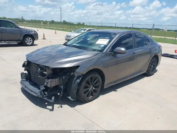 4T1B11HK0JU127483 2018 TOYOTA CAMRY - Image 2