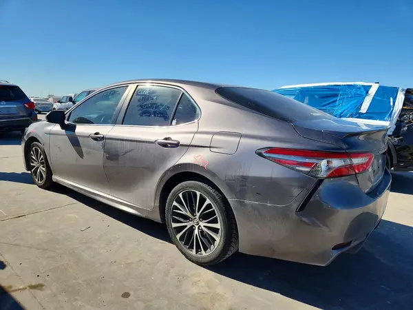 4T1B11HK0JU130593 2018 TOYOTA CAMRY - Image 2