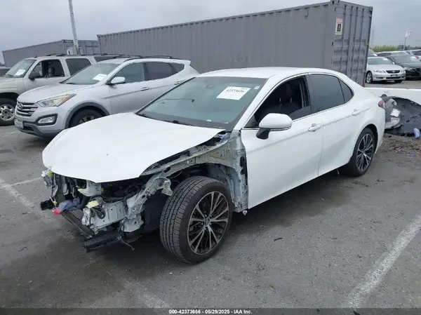 4T1B11HK0JU131548 2018 TOYOTA CAMRY - Image 2