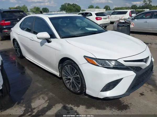 4T1B11HK0JU135762 2018 TOYOTA CAMRY - Image 1