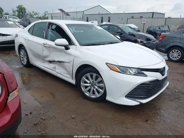 4T1B11HK0JU136376 2018 TOYOTA CAMRY - Image 1