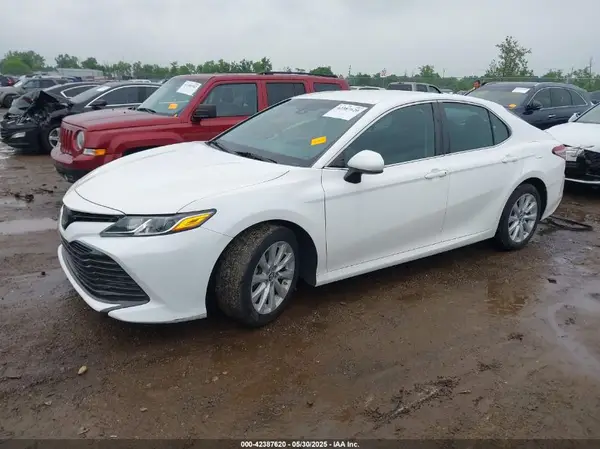 4T1B11HK0JU136376 2018 TOYOTA CAMRY - Image 2