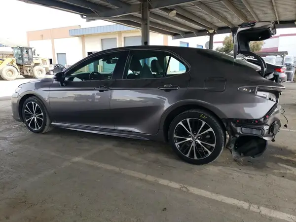 4T1B11HK0JU137950 2018 TOYOTA CAMRY - Image 2