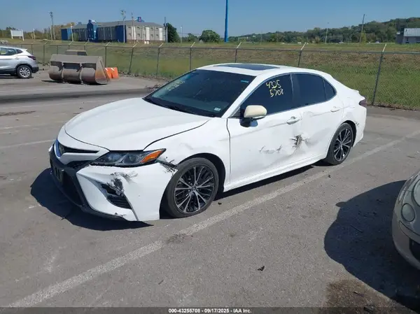 4T1B11HK0JU138158 2018 TOYOTA CAMRY - Image 2