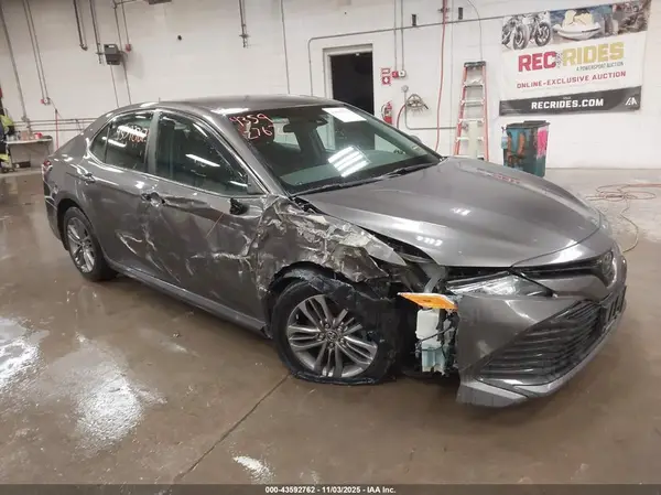 4T1B11HK0JU138161 2018 TOYOTA CAMRY - Image 1
