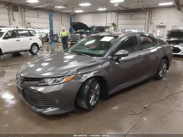 4T1B11HK0JU138161 2018 TOYOTA CAMRY - Image 2