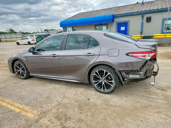 4T1B11HK0JU139973 2018 TOYOTA CAMRY - Image 2