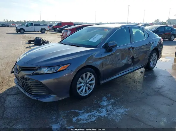 4T1B11HK0JU140105 2018 TOYOTA CAMRY - Image 2