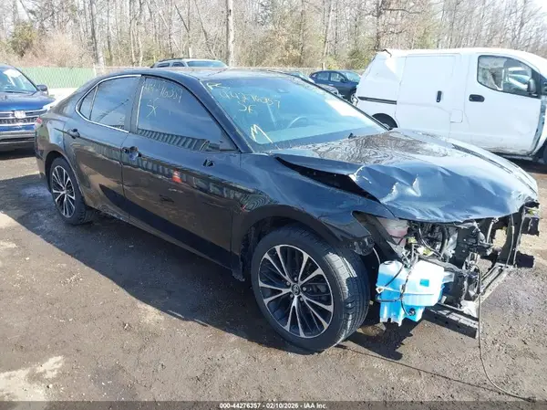 4T1B11HK0JU140301 2018 TOYOTA CAMRY - Image 1