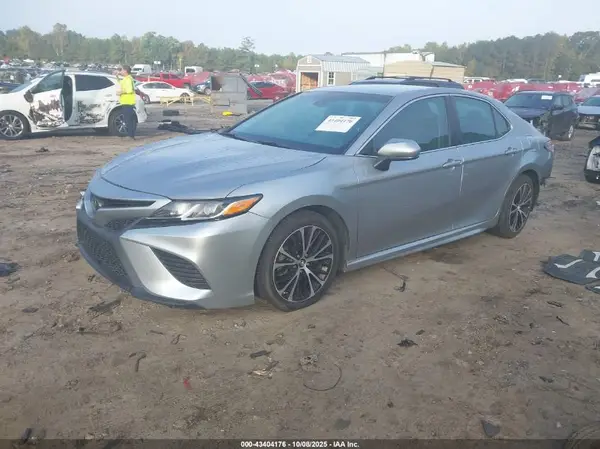 4T1B11HK0JU141075 2018 TOYOTA CAMRY - Image 2