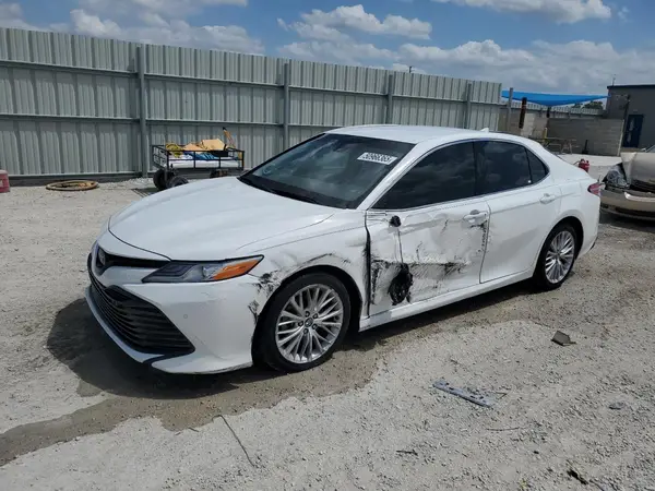 4T1B11HK0JU142677 2018 TOYOTA CAMRY - Image 1