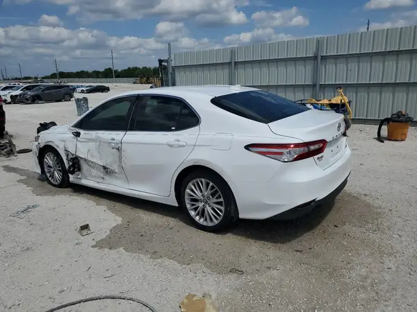 4T1B11HK0JU142677 2018 TOYOTA CAMRY - Image 2