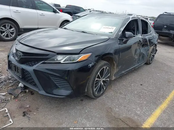 4T1B11HK0JU144462 2018 TOYOTA CAMRY - Image 2