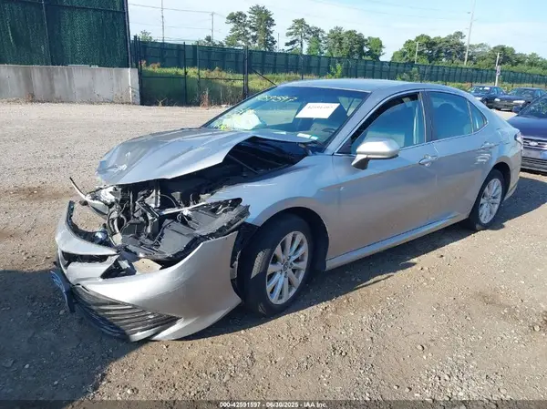 4T1B11HK0JU145014 2018 TOYOTA CAMRY - Image 2
