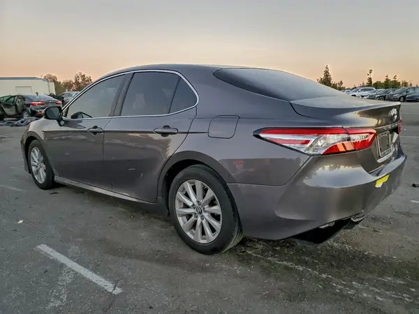4T1B11HK0JU146731 2018 TOYOTA CAMRY - Image 2