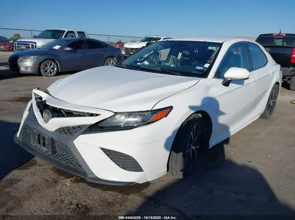 4T1B11HK0JU148379 2018 TOYOTA CAMRY - Image 2