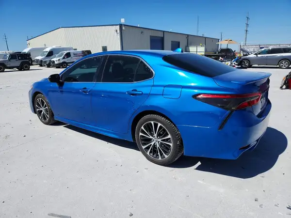 4T1B11HK0JU153677 2018 TOYOTA CAMRY - Image 2
