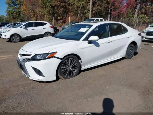 4T1B11HK0JU154697 2018 TOYOTA CAMRY - Image 2