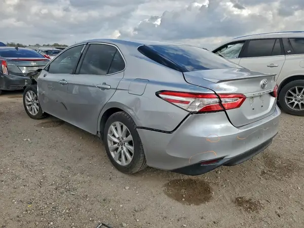 4T1B11HK0JU156157 2018 TOYOTA CAMRY - Image 2