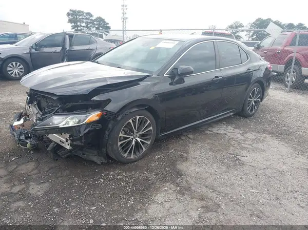 4T1B11HK0JU157843 2018 TOYOTA CAMRY - Image 2