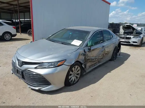 4T1B11HK0JU158247 2018 TOYOTA CAMRY - Image 2